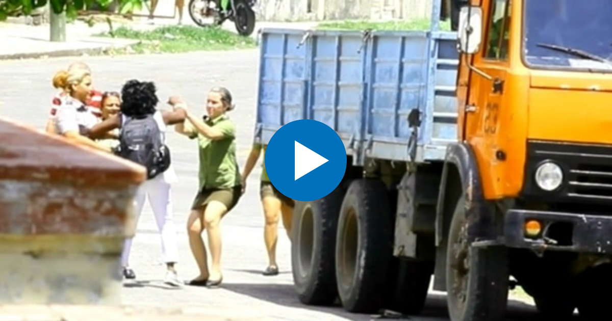 Así arrestaron este domingo a Berta Soler líder de las Damas de Blanco