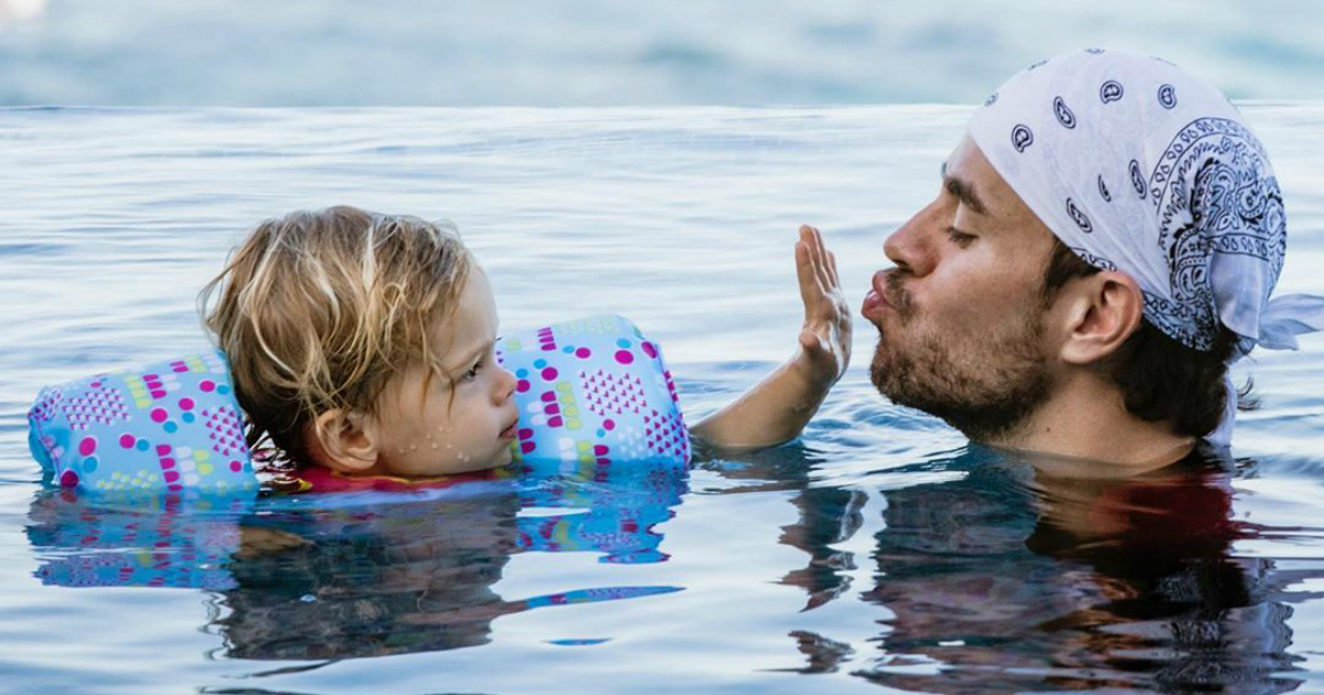 Enrique Iglesias Derrite A Sus Seguidores Jugando En El Agua Con Lucy