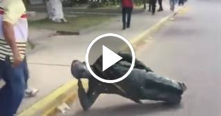 Jóvenes venezolanos tumban estatua de Hugo Chávez