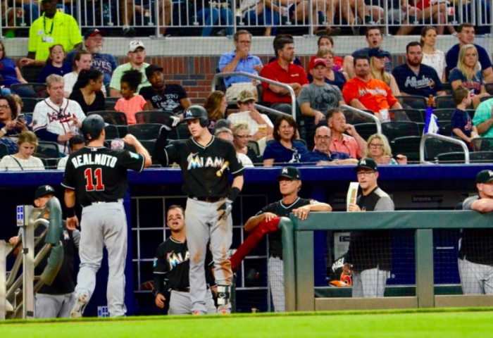 El cátcher de los Marlins realiza el tiro más veloz a segunda base y bate  récord