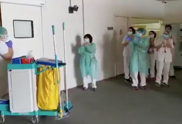 En otras palabras por no mencionar Comerciante Médicos y enfermeras de un hospital en Barcelona aplauden el trabajo del  personal de limpieza durante crisis por coronavirus