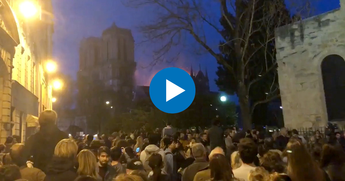 Emotivo Cientos de franceses cantan un Ave María durante el incendio