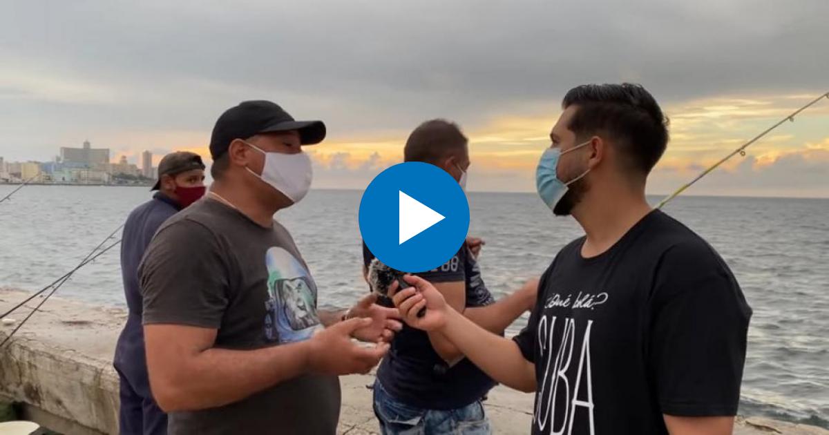 Pedrito el Paketero conversa con pescadores en el malecón © Captura de video de YouTube de Pedrito el Paketero
