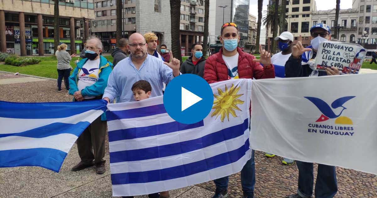 Manifestación de cubanos en Montevideo este domingo para agradecer a Lacalle Pou © Twitter / Martín Elgue #58194