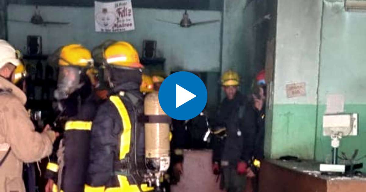 Los bomberos dentro del establecimiento © Facebook / Bomberos Cubanos