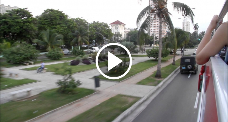 Viajando de la Habana Vieja a Miramar en Bus Turístico