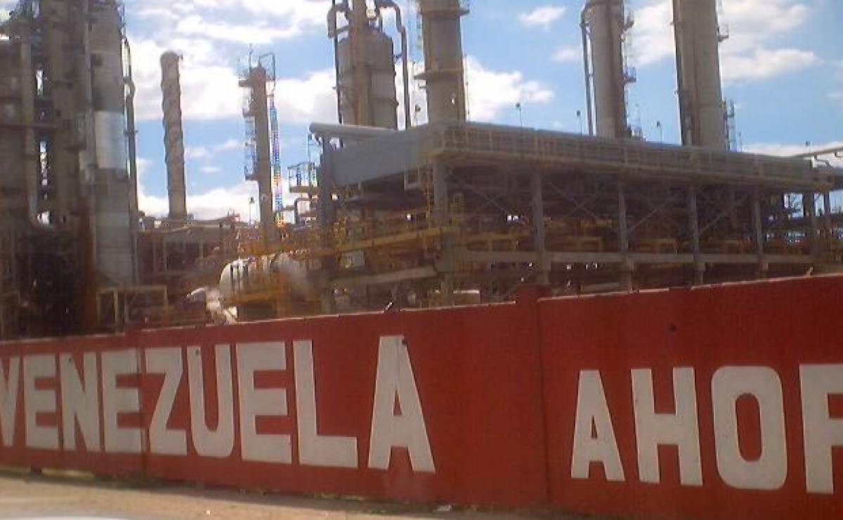 Ministro Quevedo evaluó recorte petrolero con representante de la Opep