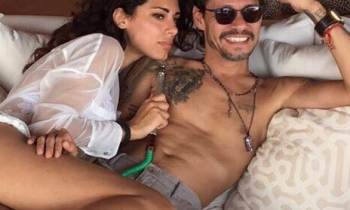 La sensual imagen de Marc Anthony junto a una explosiva modelo italiana