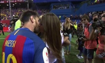 El apasionado beso de Messi y Antonella tras ganar la Copa del Rey (+VÍDEO)