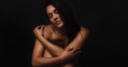 Actriz cubana Camila Arteche se desnuda en su posado más art