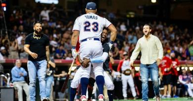 El slugger cubano Yasmany Tomás firma en el béisbol invernal de Puerto Rico con Santurce