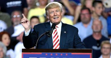 Son las primeras declaraciones que dirige Trump a la prensa desde su salida de Washington hacia Palm Beach, Florida.