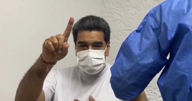 El gobernante venezolano quiso bromear de esa forma tras recibir la primera dosis del medicamento ruso, a pesar de la se
