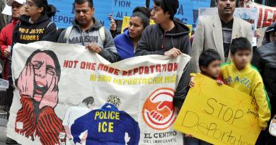 El Servicio de Inmigración y Control de Aduanas (ICE) de EE.UU. analizará en profundidad los casos de deportación o de d