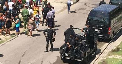 Policía reprime a cubanos en el Parque de la Fraternidad: Se escuchaban los gritos y los golpes a quienes se oponían