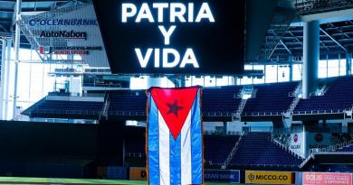 Los Marlins de Miami se suman al #SOSCuba con una bandera cubana en su estadio