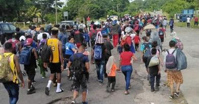 Caravana con migrantes cubanos parte de Tapachula en protesta por lentitud en proceso de asilo