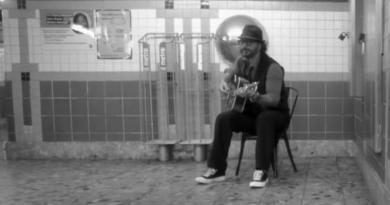 Ricardo Arjona canta en el metro de Nueva York y nadie lo reconoce