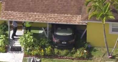 Auto se estrella contra una casa en Miami-Dade y causa heridas a niño que veía el televisor