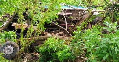 Camión con obreros se sale de la carretera en Holguín