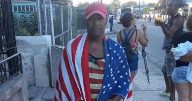 Daniel Llorente, "el hombre de la bandera", sobrevive sin hogar en Florida