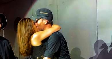 Apasionado beso de Enrique Iglesias a una fan enciende las redes