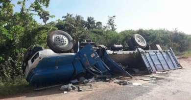 Tres lesionados tras volcarse un camión en Pinar del Río