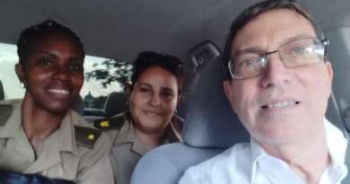 Bruno Rodríguez da botella a dos militares en su auto y cubanos responden: “Muy espontáneo”