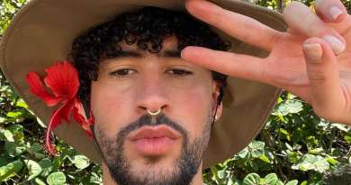 Bad Bunny bromea con tirar móvil de un fan en partido de la NBA
