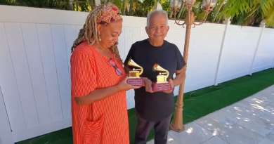 Carlos y Ele Alfonso reciben las estatuillas de su Latin Grammy: "Con 46 años de carrera"