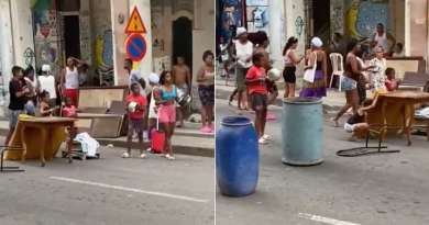 Vecinos cierran la calle en protesta en el Paseo del Prado de La Habana