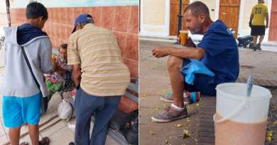 Una madre cubana y su hijo cocinan y reparten alimentos a ancianos sin hogar en Holguín
