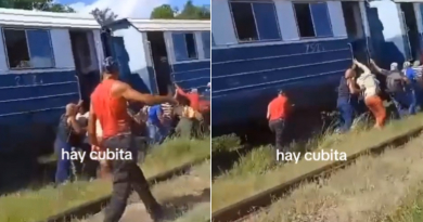 Pasajeros cubanos empujan un tren para que arranque
