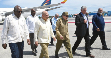 Raúl Castro recibe a Díaz-Canel a su regreso de Nueva York