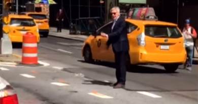 Sorprenden a Harrison Ford organizando el tráfico en una calle de Nueva York