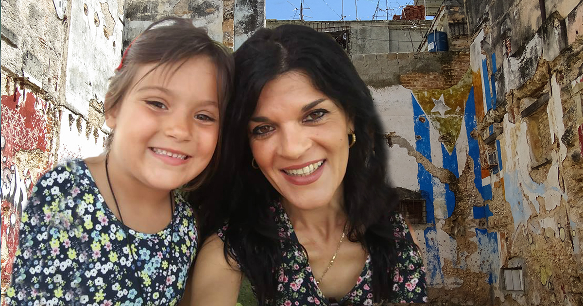 Ana María Linares Romero y su hija Alba en una imagen de archivo © Facebook / Pablo Linares