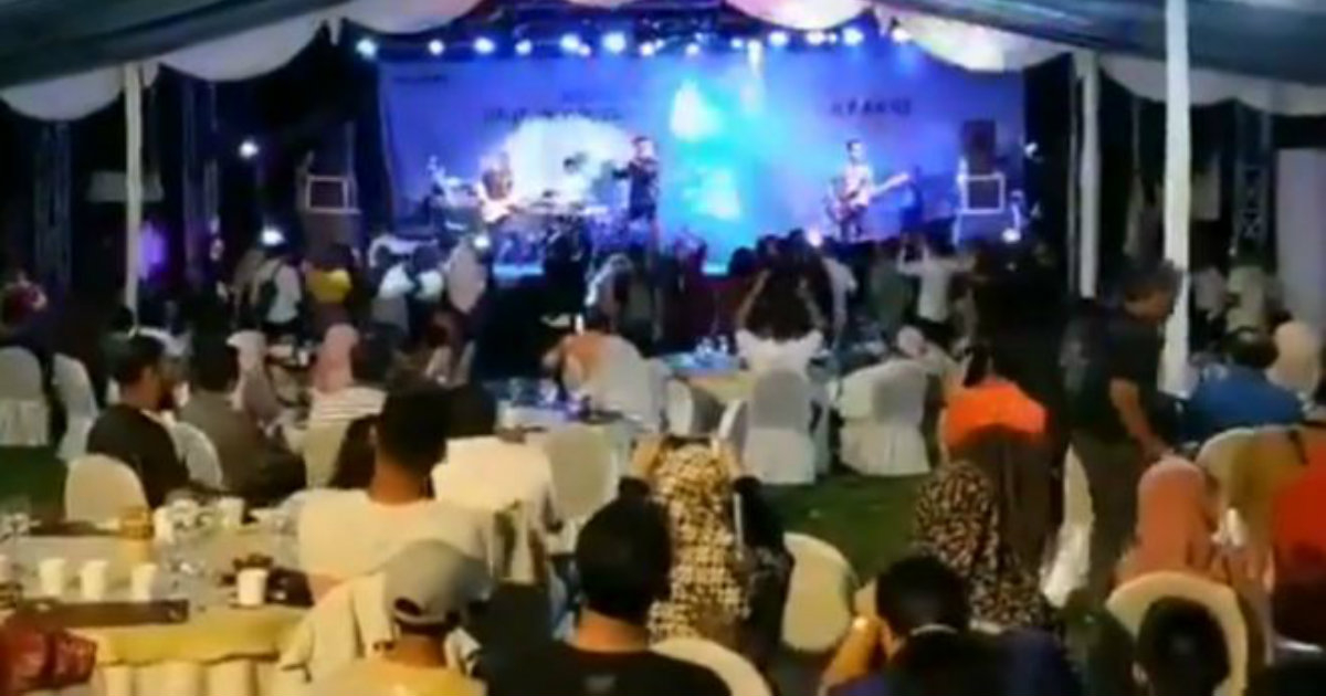 La banda de rock Seventeen y su público, pocos segundos antes del tsunami © YouTube/Screenshot
