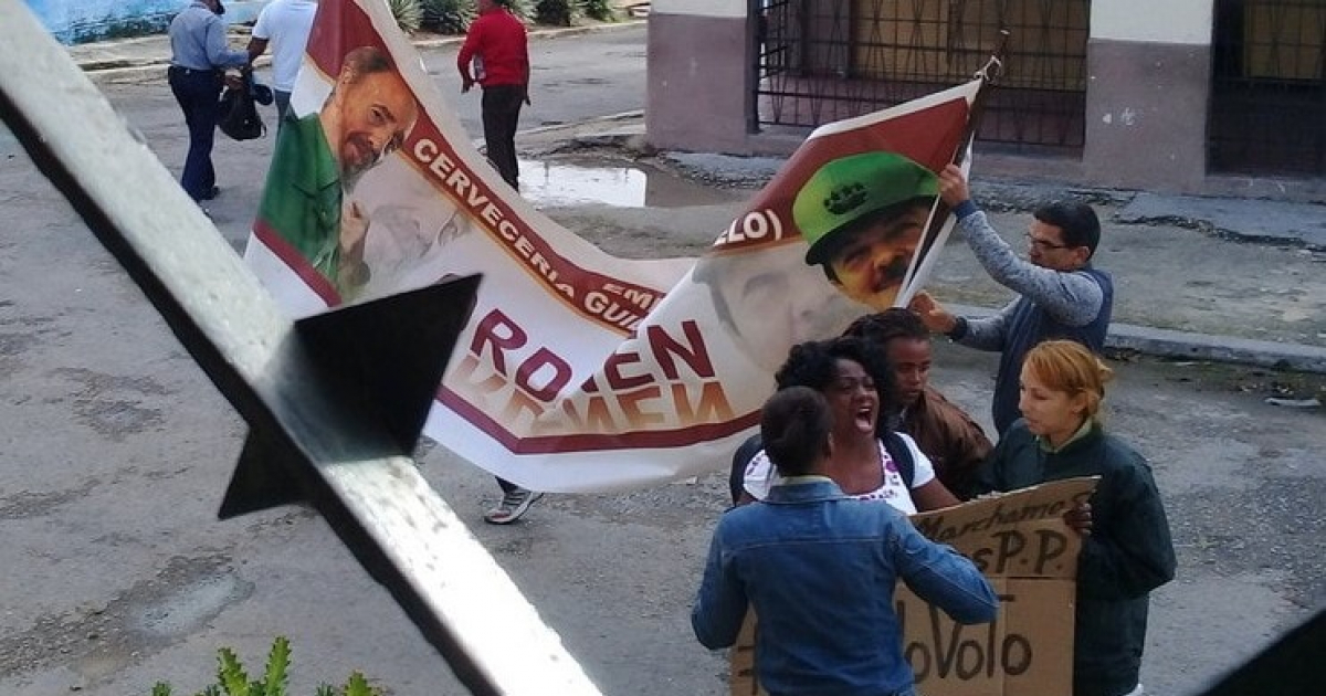 Berta Soler detenida por integrantes de la Seguridad del Estado | Foto © Facebook / Ángel Moya