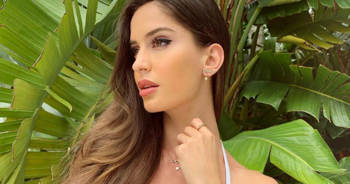 Natalia Barulich Novia De Maluma Presume De Escote Con Un Bikini Blanco