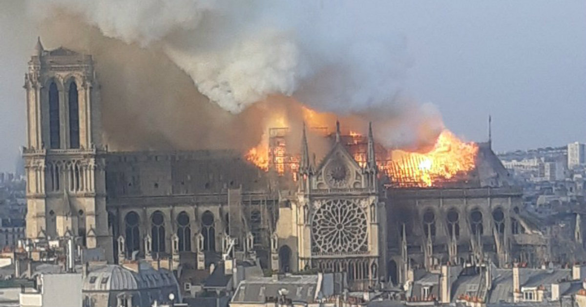 Se incendia la catedral de Notre Dame en París