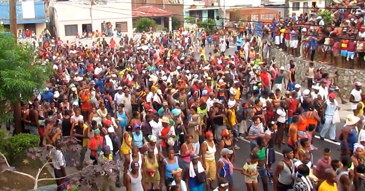 La conga en Santiago de Cuba trastoca todo por donde pasa