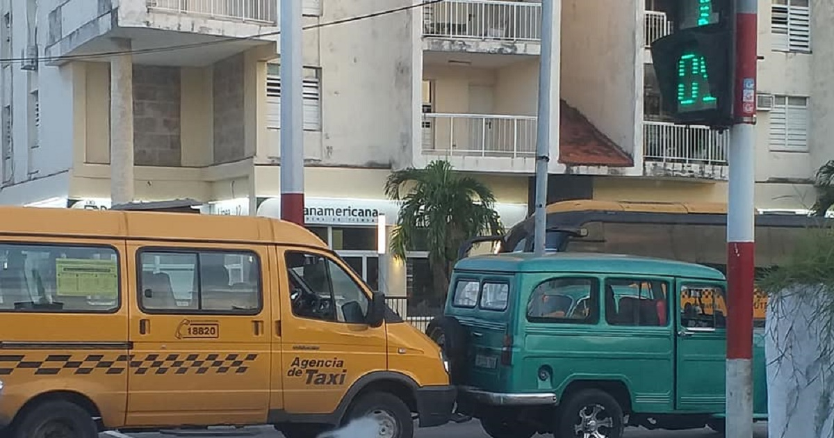 Choca Un Microbus Contra Un Taxi Particular En La Calle Linea De La Habana