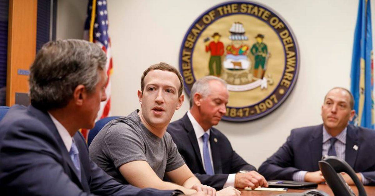 Mark Zuckerberg en una visita a la agencia de gestión de emergencia de Delaware en 2017 (imagen referencial) © Facebook/ Mark Zuckerberg