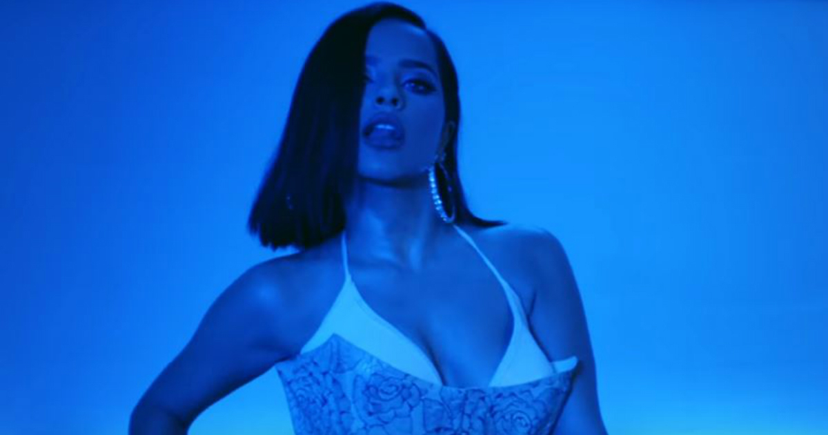 Becky G lanza "Mala Santa", la carta de presentación de su 