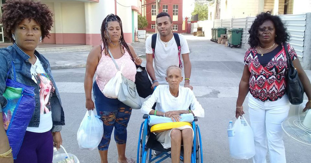 Xiomara Cruz, al centro, al momento de salir del hospital © Facebook / Ángel Moya