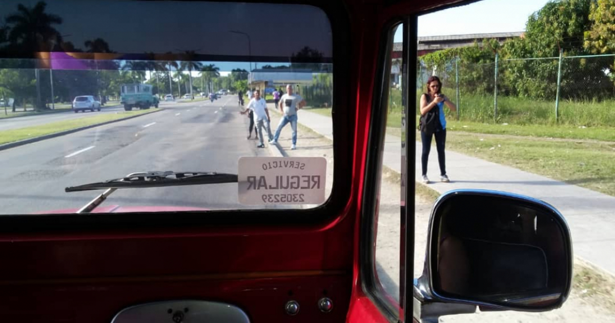 Cubanos aguardando por "almendrones" en La Habana © CiberCuba