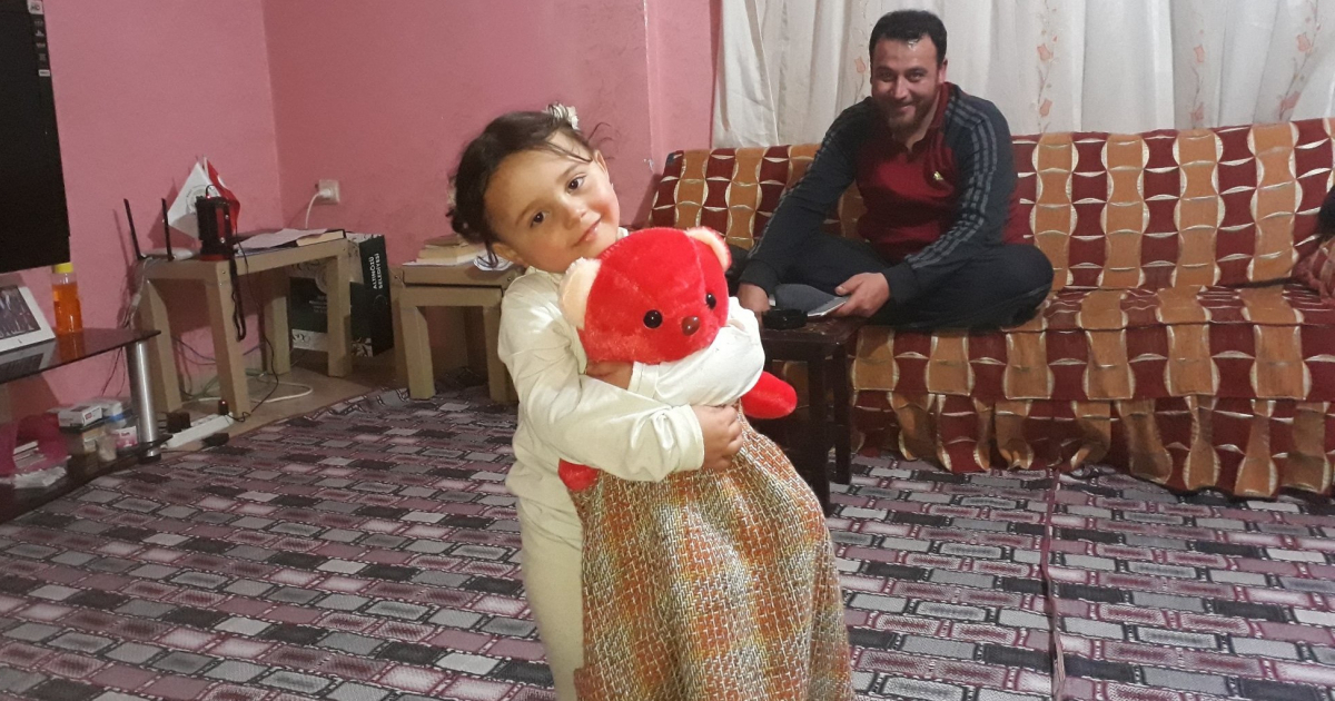 Abdalla Mohamed y su pequeña Salwa © Recai çapur/ Twitter