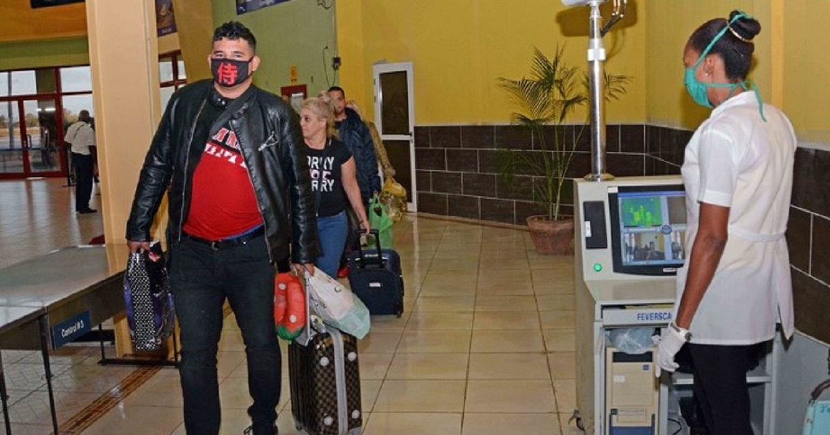 Pasajeros en el aeropuerto de Camagüey © Adelante