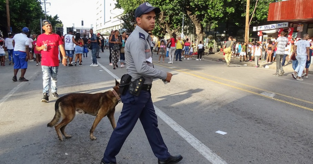 Prensa oficialista quiere que los cubanos también aplaudan a la Policía