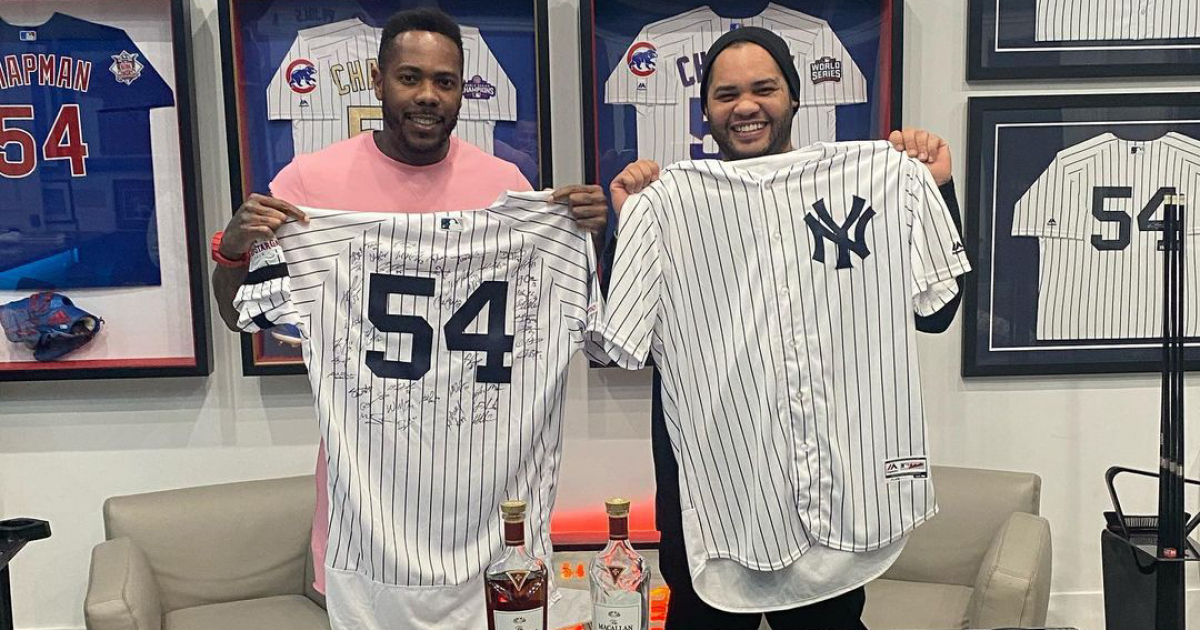 El Taiger, feliz y emocionado con el regalo que le hizo Aroldis Chapman:  una camiseta suya firmada